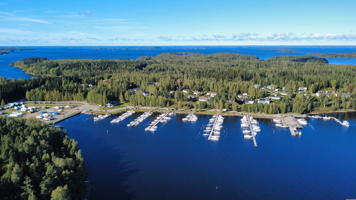 Yöpäivystys Joutsenon venesatamassa.