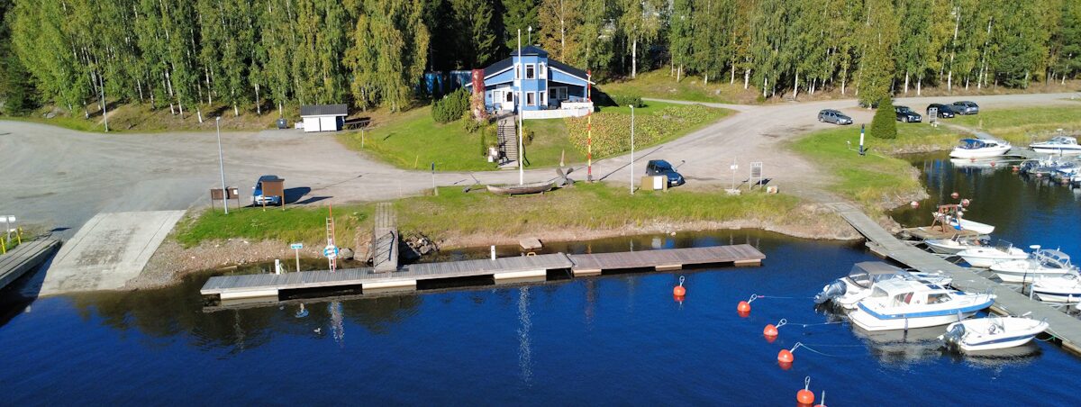 Yöpäivystys Joutsenon venesatamassa.