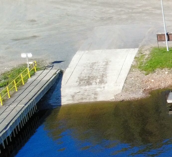 Veneiden laskuluiska Saimaalla Joutsenossa