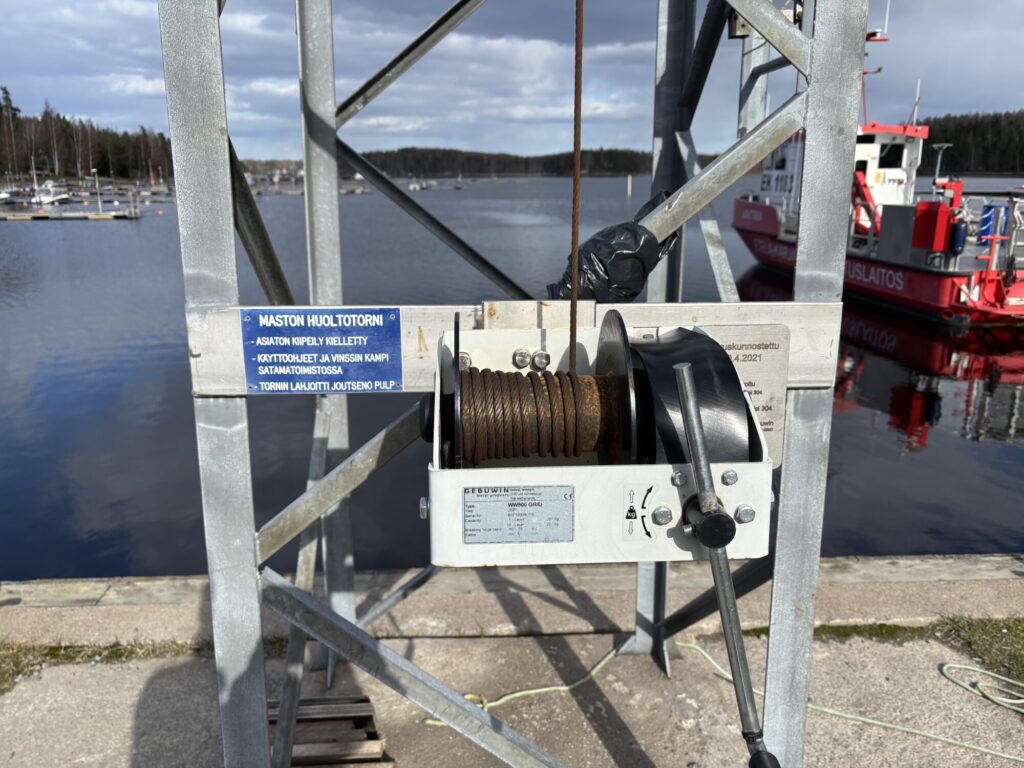 Joutsenon venesataman mastonosturi